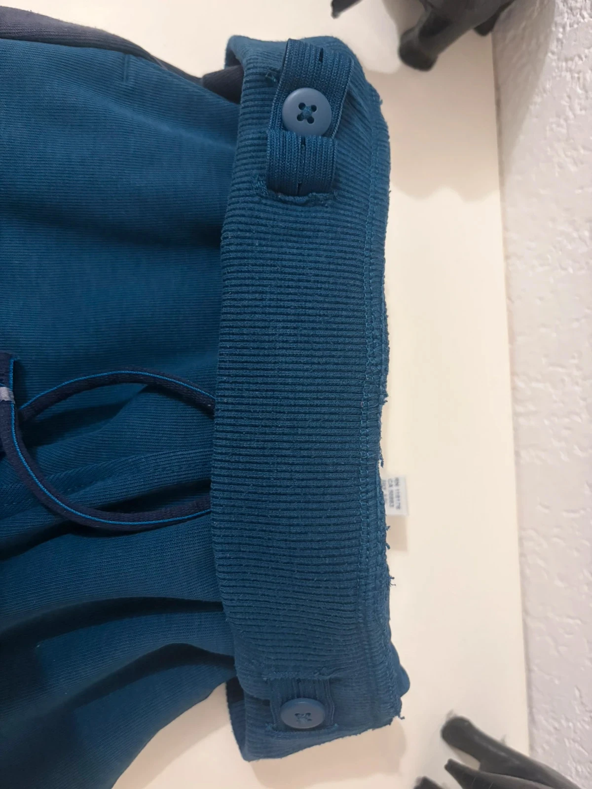 🔵 Chándal tricolor estilo deportivo (Cordón dañado y rodilla desgastada) – photo 5